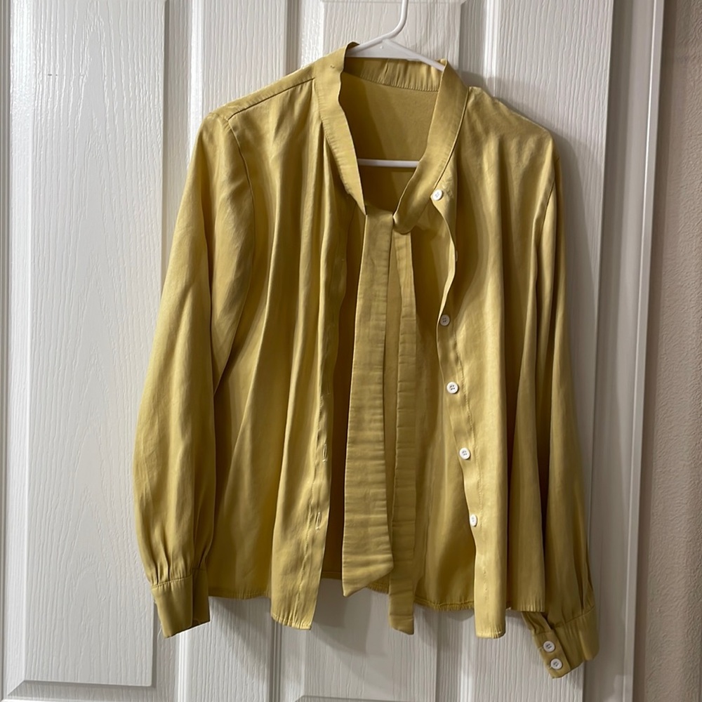 Grl yellow shirt